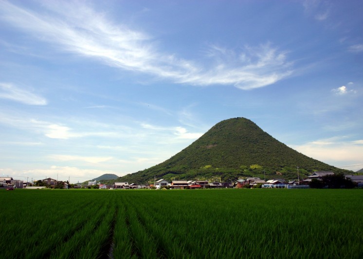【讃岐富士】丸亀市と坂出市の境に位置し、別名「讃岐富士」と称される飯野山